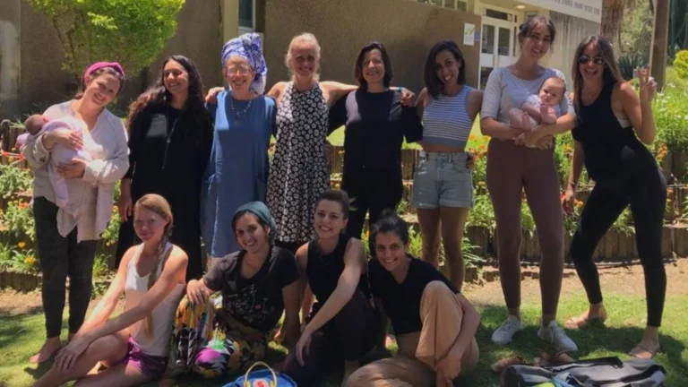 מסיימות קורס יוגה הריון